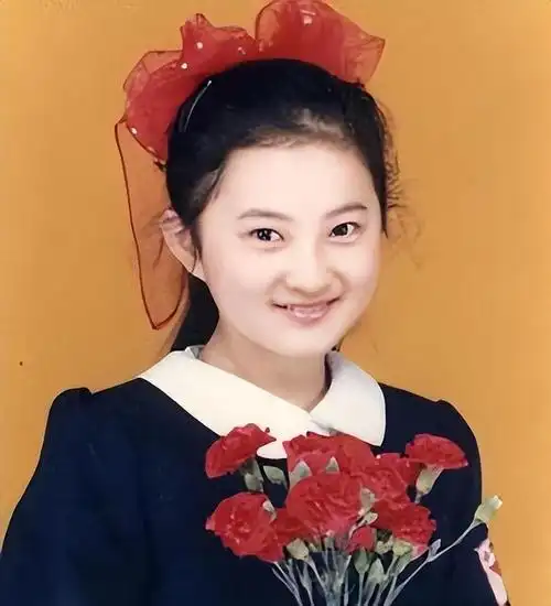 "小婉君"金铭:9岁爆红,撒贝宁发誓要娶她,考上北大,43岁至今未婚