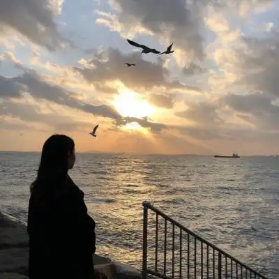 唯美漂亮的女生海边头像夏风如歌