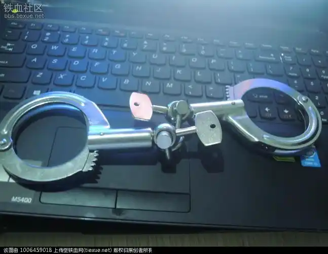 新式的警用手铐 - 警用装备 - 警察之家 - 手机铁血网