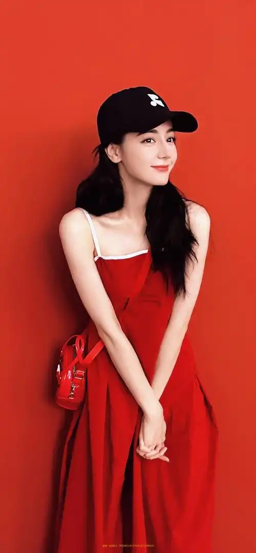 迪丽热巴穿了吊带红裙