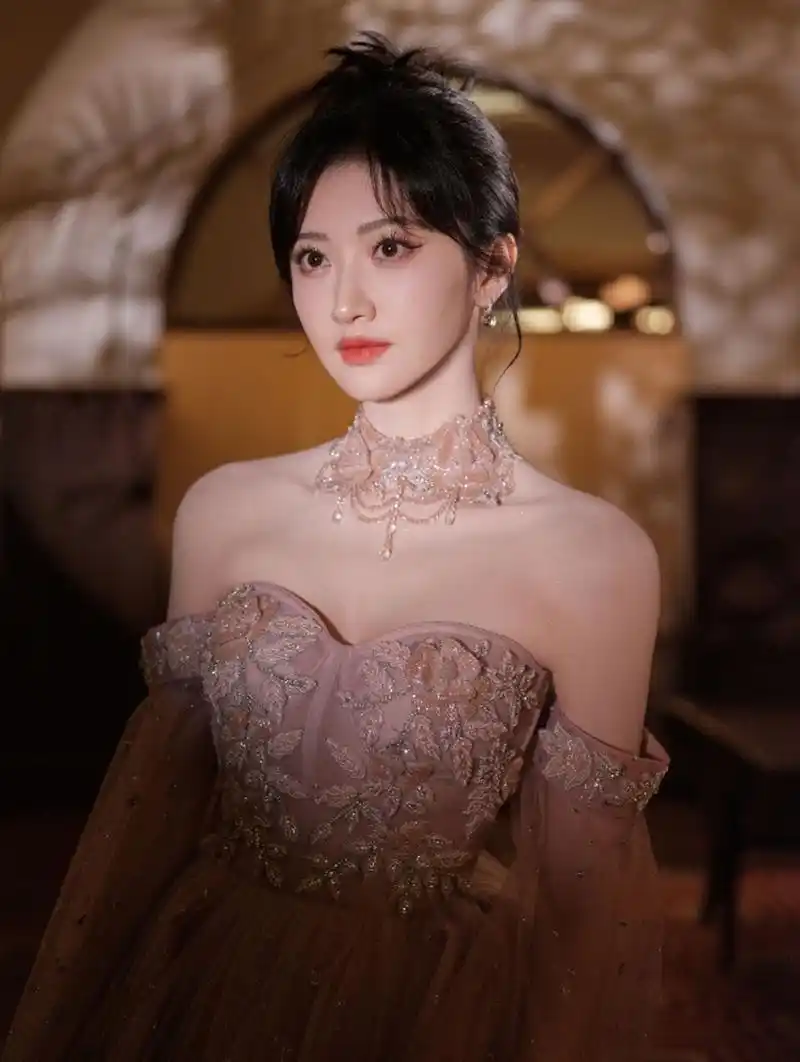 身材饱满丰腴,倾国倾城的#景甜# 一袭粉色抹胸礼裙,貌似天仙,气质妩媚