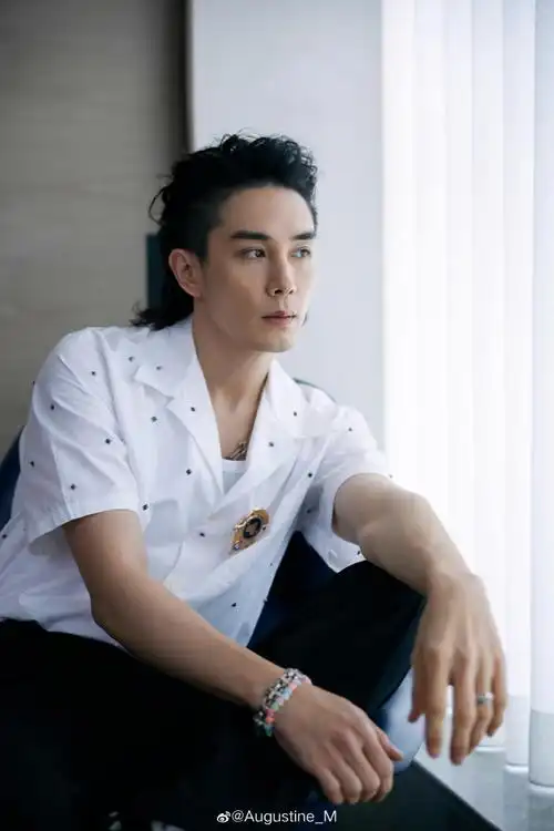 李承铉把衬衫穿出花了