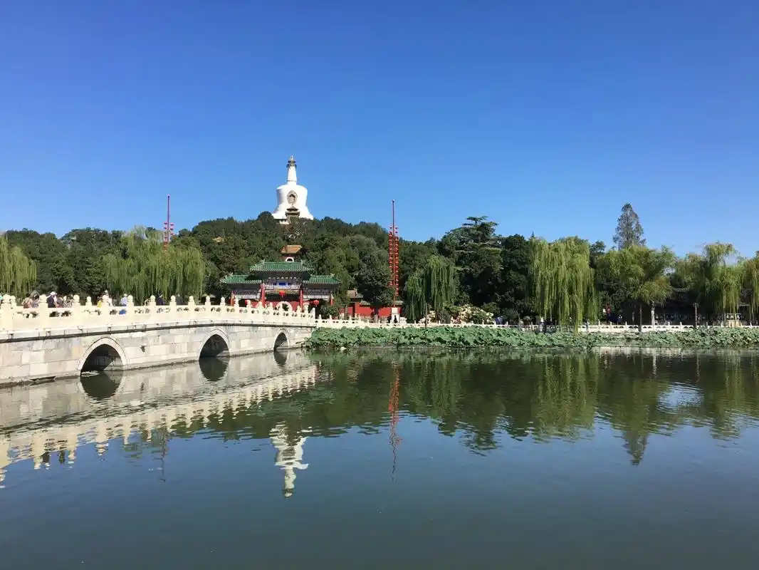 北海公园琼岛白塔的四季美景 从北海公园南门走进公园,首先映入眼帘的