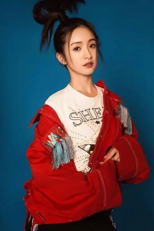 林依晨又换新发型齐刘海新造型配黄色衬衫真看不出37岁了