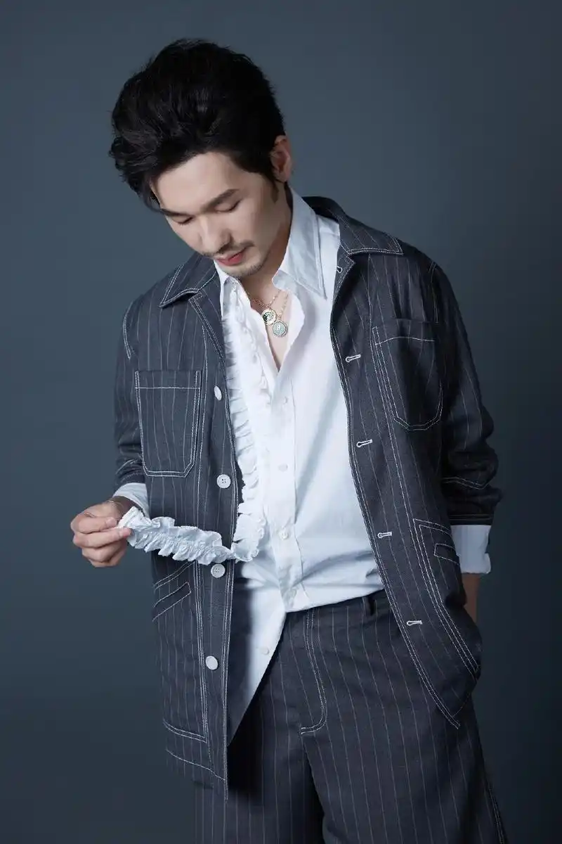 白宇最具成熟气质的男星,皮衣西装,稳重的男人就该像他一样穿