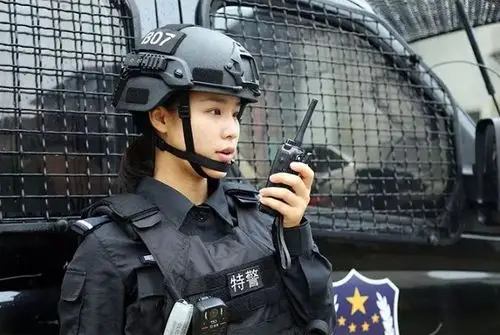 巾帼不让须眉90后女警花霸气外漏再凶狠的歹徒照样被她拿下