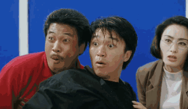 他是电视台拍电视剧出身的,很懂合作之道,在现场和工作人员一起吃盒饭