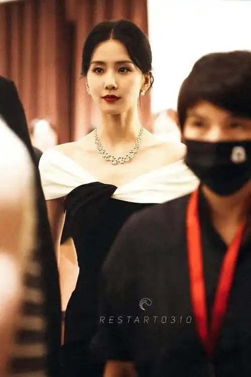 刘诗诗越老越有韵味!穿露肩裙闪耀活动超惊艳,手臂蚊子包好抢眼