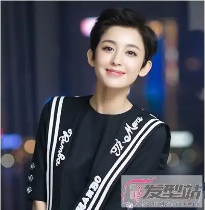 女生露耳超短发融合时尚与中性美