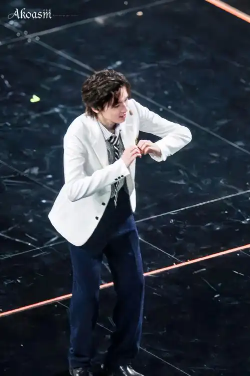 宋亚轩楼外楼演唱会##宋亚轩solo舞台不枉##今日星拍放送