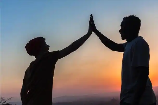 形容兄弟们感情深厚句子_兄妹感情深厚表情_亲兄弟感情深厚的句子