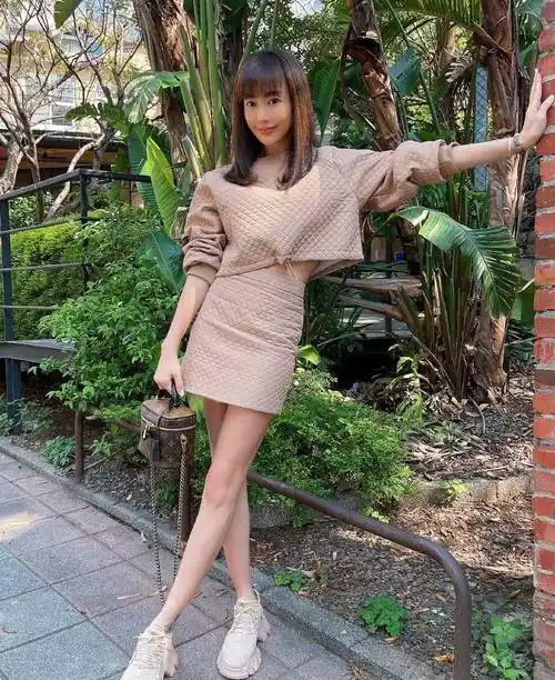 44岁关颖参加名媛聚会,一身蓝色套装搭猫咪图案打底衫,贵气十足_身材_