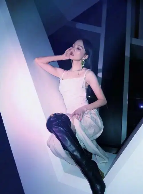 张韶涵高开叉长裙造型,配过膝长靴气场超a,性感迷人不间断_腾讯新闻