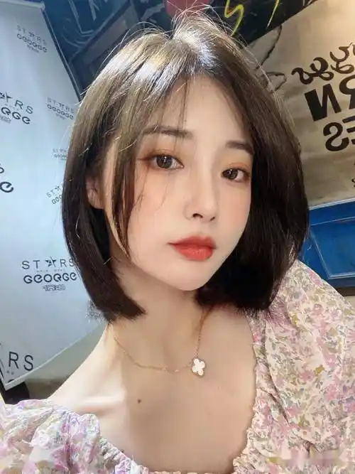 2021流行网红性感锁骨短发