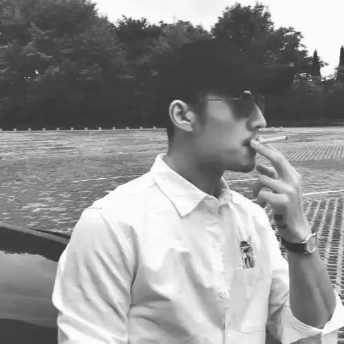 吸烟成熟男人_男生霸气头像图片_扣扣居