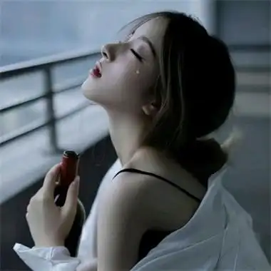 看了让人心疼的忧郁伤感女头图片 2023伤感大片很孤独的女生头像