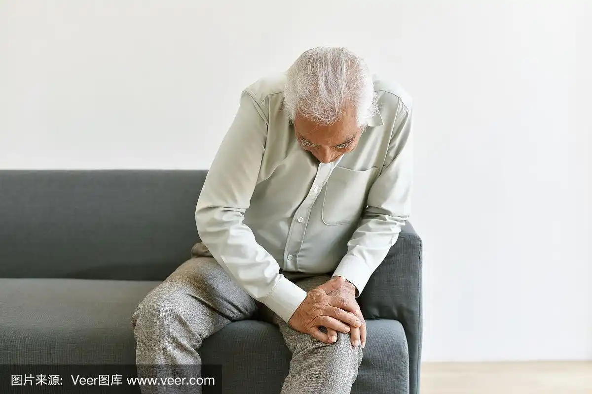 老年关节炎关节疼痛问题,亚洲老年男子用手放在膝盖的姿势,老年人痛苦