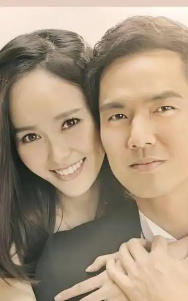 钟汉良的老婆叫谢易桦,一位长腿美女,台湾人,设计师.