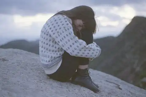 女生抱膝盖唯美伤感图片淡淡的忧伤