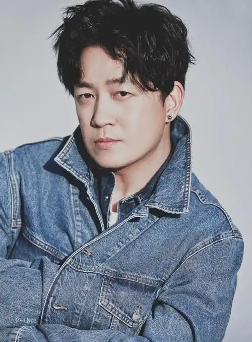 潘粤明晒沙滩随拍照