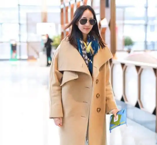 张钧甯秋冬穿搭驼色大衣搭配牛仔裤气场强大好惊艳