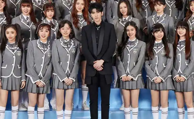 青你2成员拍大合照蔡徐坤身高好惹眼可他身后的腿更抢镜