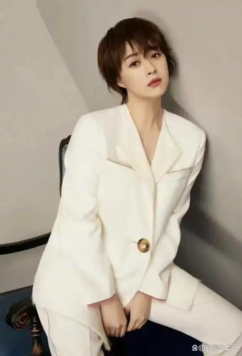 挑选发型的艺术:蒋欣带火的"齐唇发"如何让中年女性更美