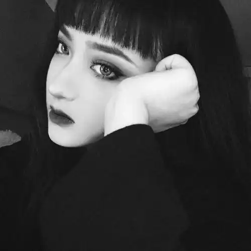 时尚有点冷酷部分露锁骨的女生头像高清黑白图片