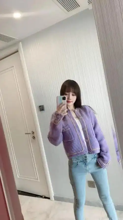 李小璐被偶遇无修图曝光,浓妆艳抹愁眉苦脸,个子像1米5好矮显老