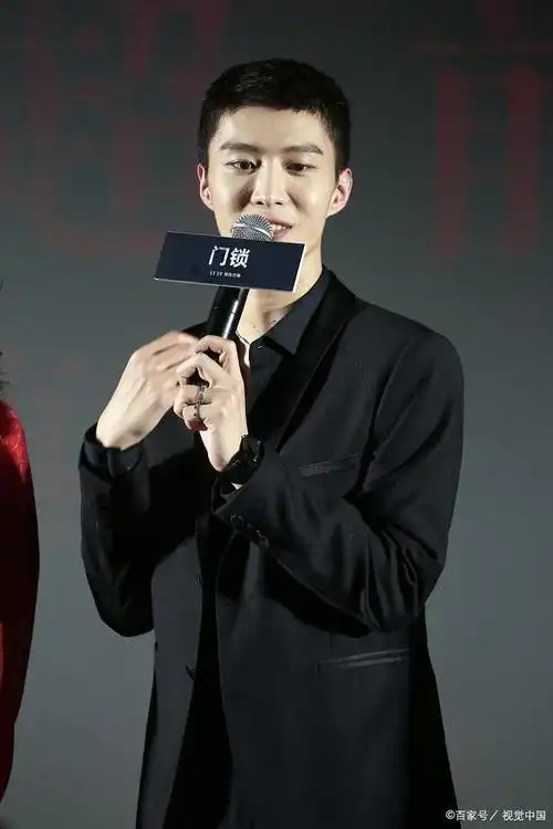 范涛70岁越活越年轻,儿子范丞丞新电影站台,展现家庭的无限魅力