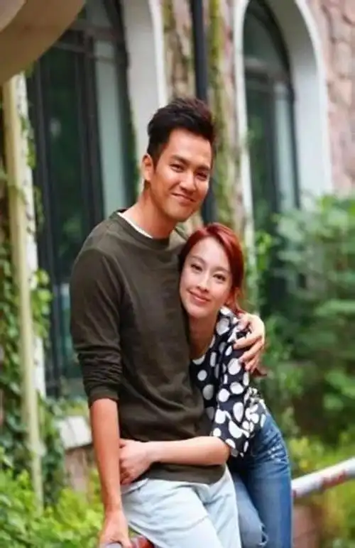 在曾经由唐嫣和钟汉良合作主演的《为什么笙箫默》中,钟汉良的一脸