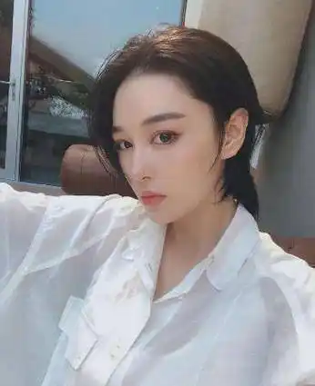 看了之后真的是不敢相信确定这是张馨予,因为照片中的张馨予是刚出道