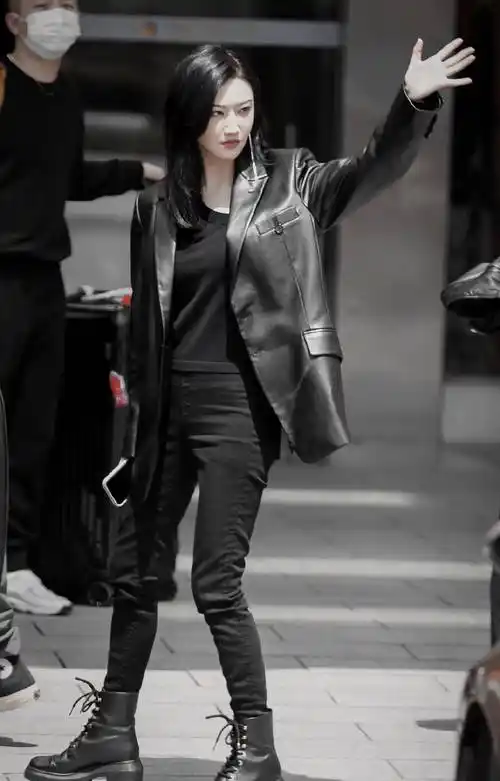 景甜真飒!黑色皮衣配紧身裤,冷脸打招呼还没出戏?_网友_套装_一身