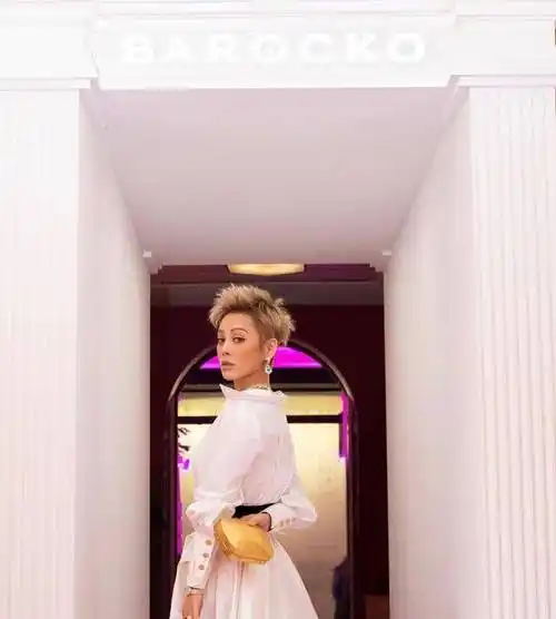 原创宁静白色衬衣裙时尚又妩媚一头短发超级迷人姐姐私服也霸气