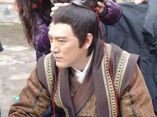 吴庆哲定妆也沉思