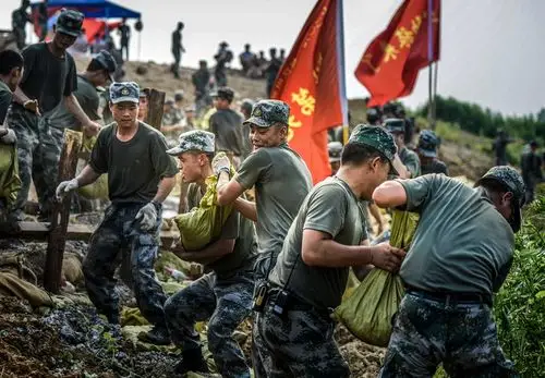 王世保 合肥包河区牛角大圩派河段出现管涌,解放军27军官兵在抢险现场