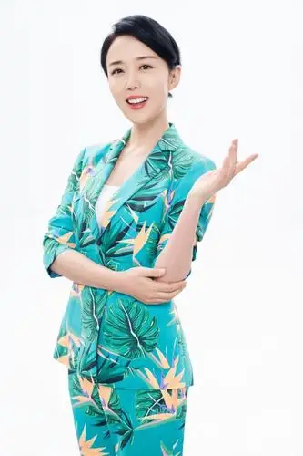 颜丹晨生日释大片 时尚精炼穿搭引春日归来