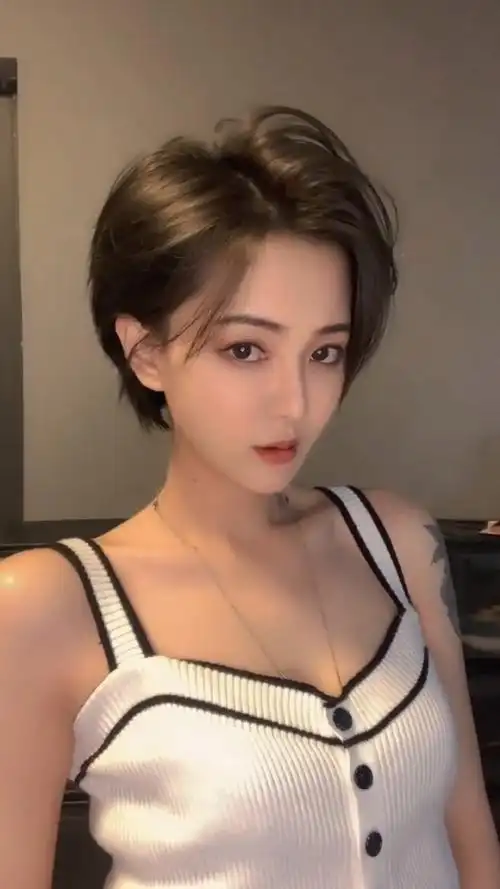 酷酷的短发女孩儿