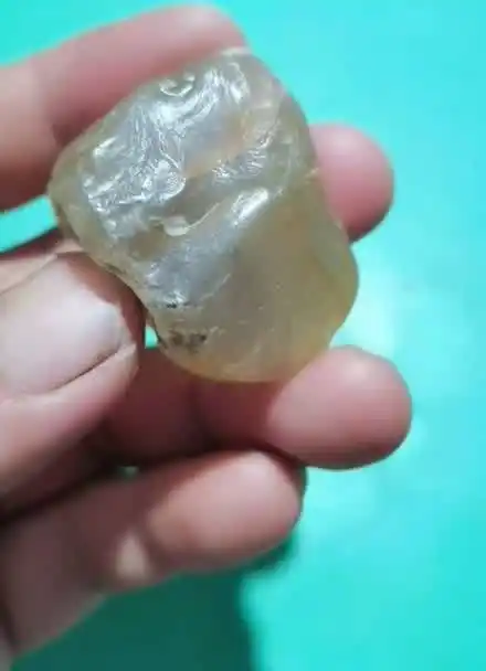 一块普同白玛瑙原石,质地细就是裂纹多!