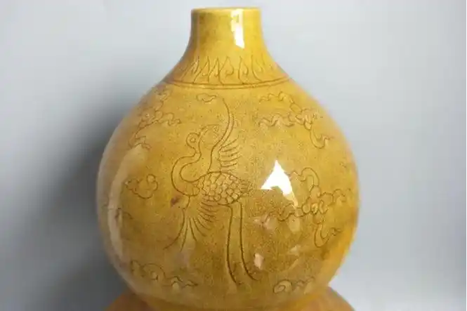 p>唐邛窑酱黄釉瓷葫芦瓶是重庆中国三峡博物馆收藏的瓷器. /p>