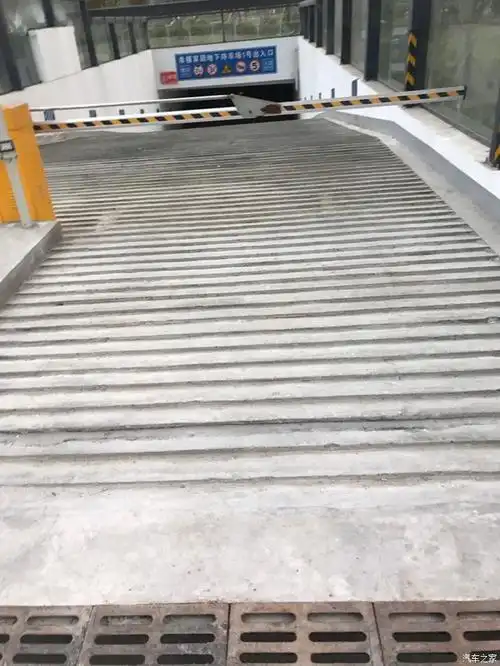 地下车库这种坡道伤轮胎吗