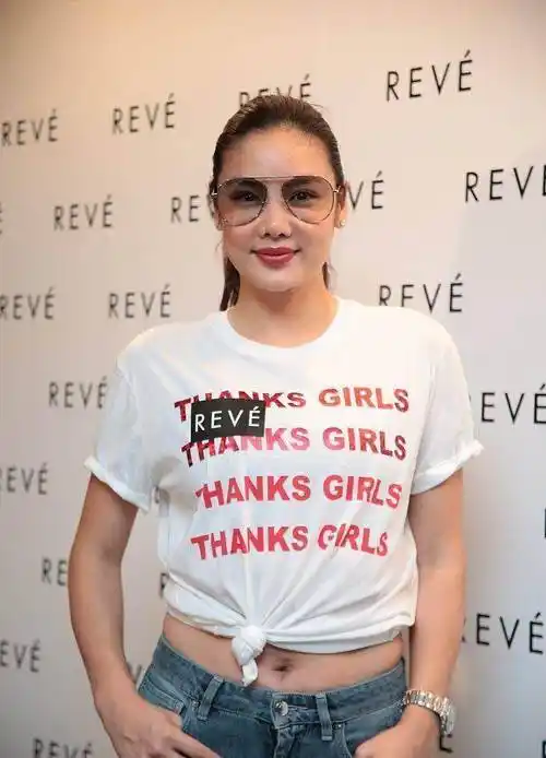 乐基儿臂膀腰圆皮肤黑,哪来的自信还敢素颜,老公满头白发显老!