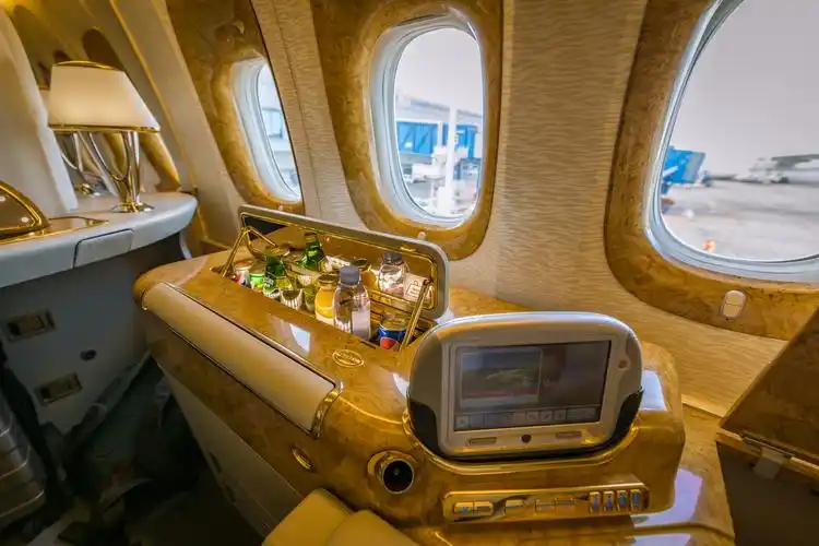 ek209 雅典—纽瓦克 阿联酋航空77w头等舱测评