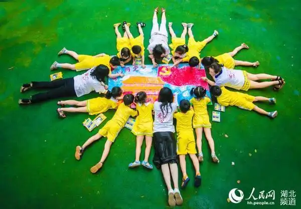 图文爱心妈妈与留守儿童共绘党旗迎七一