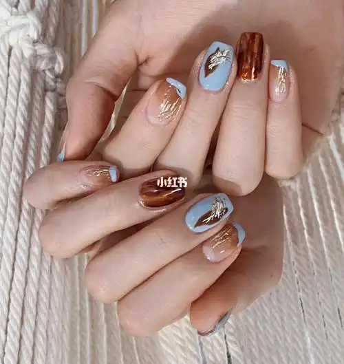 刚做的适合夏天的清爽小短甲美甲