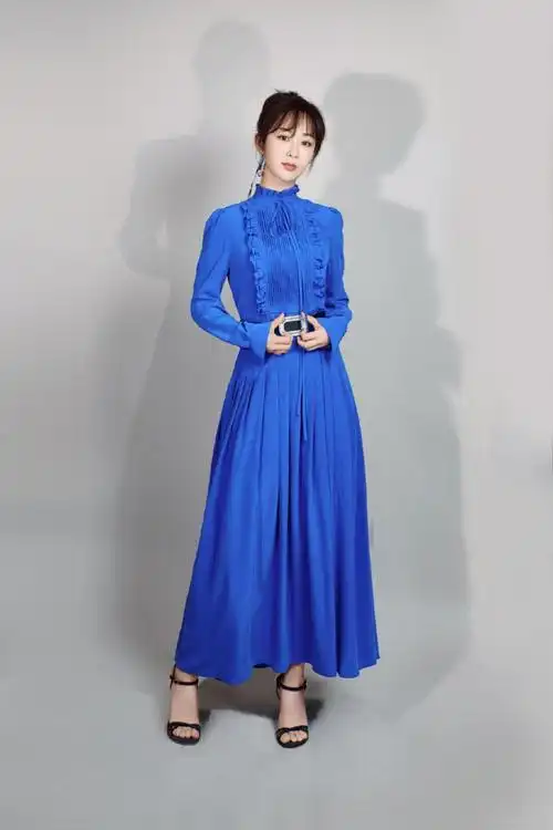 杨紫终于找对风格穿一字肩长裙秀天鹅颈太美了高级大气很惊艳