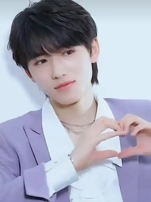 宋亚轩晒七夕随拍#收获一大波比心～甜甜的～@时代少年团-宋亚轩