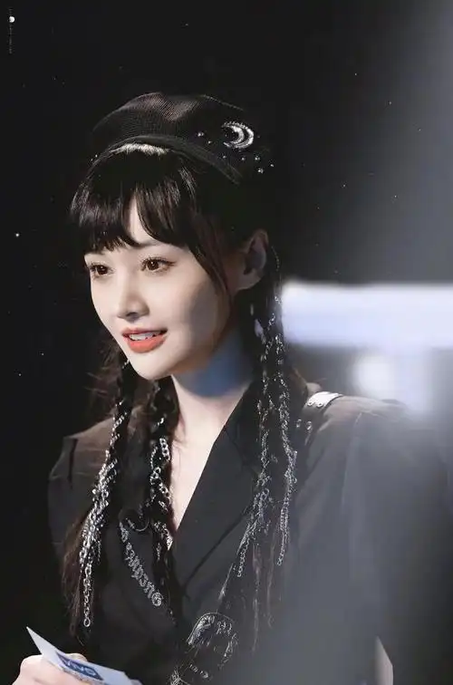 郑爽真的是可爱无敌,肤白貌美的她在镜头下显得青春又有活力,整个造型