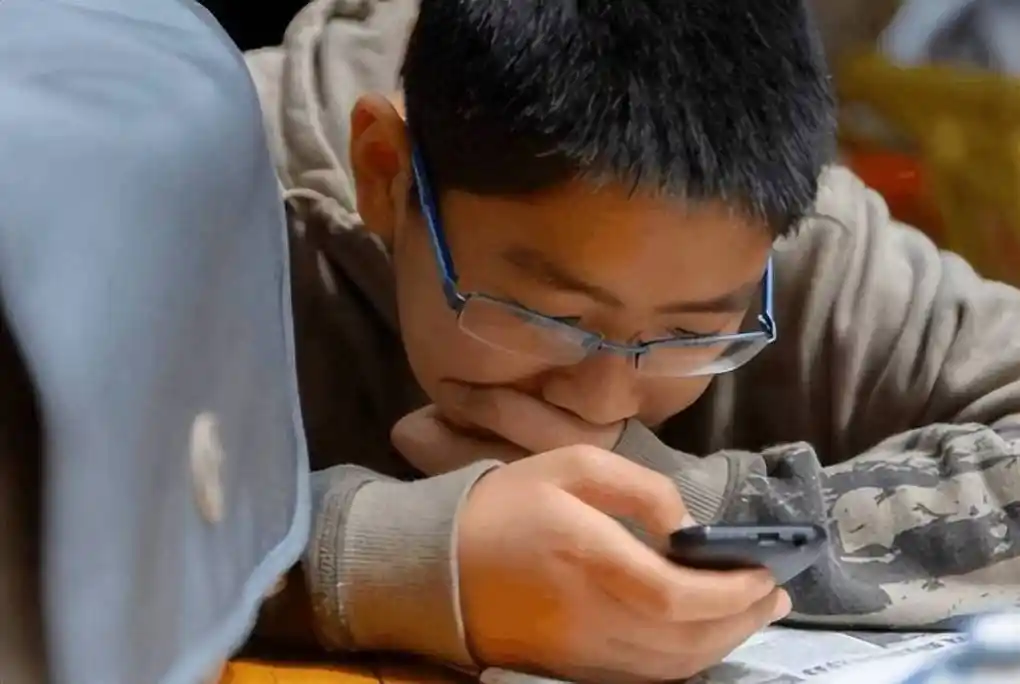 重庆12岁男生玩游戏花17万,家长被迫卖房,高校校长:不值得同情_12岁