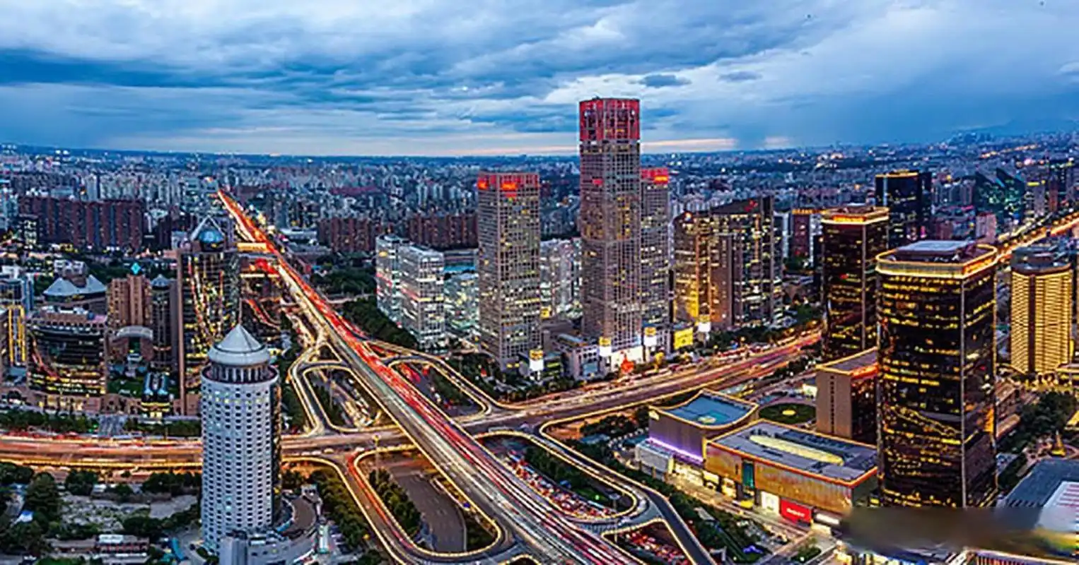 北京cbd(中央商务区)地区建设得比较有个性,超高层建筑围绕国贸桥和